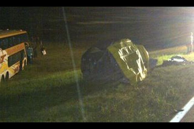 Accidente fatal: un auto chocó contra un colectivo de larga distancia en la Ruta 34