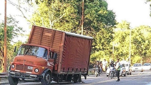 Un camión perdió una rueda en el acceso al Puente Carretero y trajo inconvenientes en el tránsito