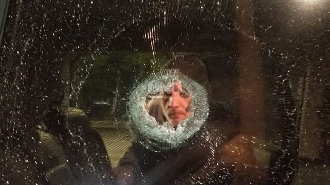 Perforaron la ventanilla de una camioneta de un balazo en uno de los ingresos a la ciudad