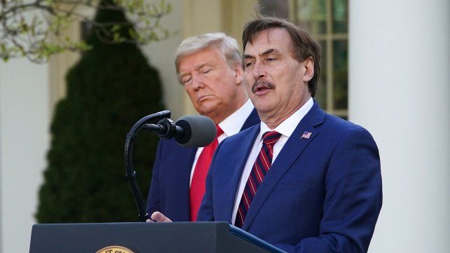 Mike Lindell, junto a Trump en la Casa Blanca cuando este era presidente. Est&aacute; convencido de que China hacke&oacute; las m&aacute;quinas de votaci&oacute;n en contra del ex presidente.