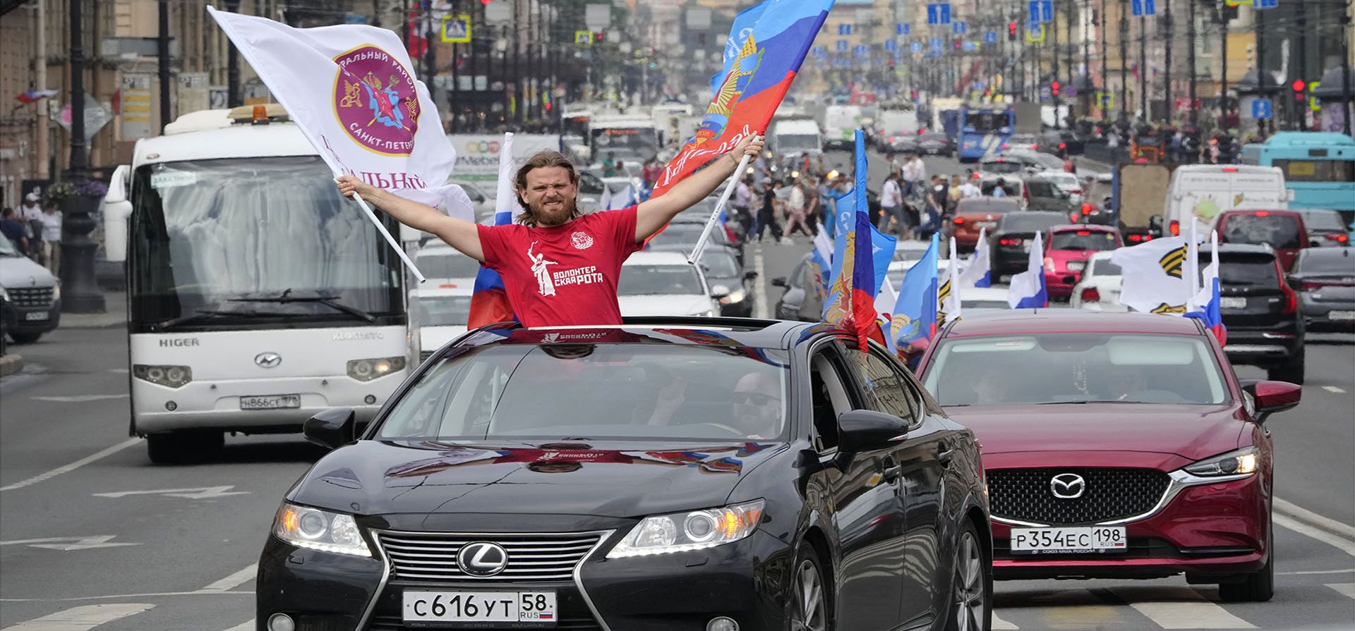 Los miembros de una organización juvenil pro-Kremlin viajan en sus autos con banderas de la República Popular de Lugansk a lo largo de Nevsky prospect, la avenida central de San Petersburgo mientras celebran el control total anunciado por las autoridades rusas sobre la región de Luhansk, una de las dos provincias en el este industrial de Ucrania.