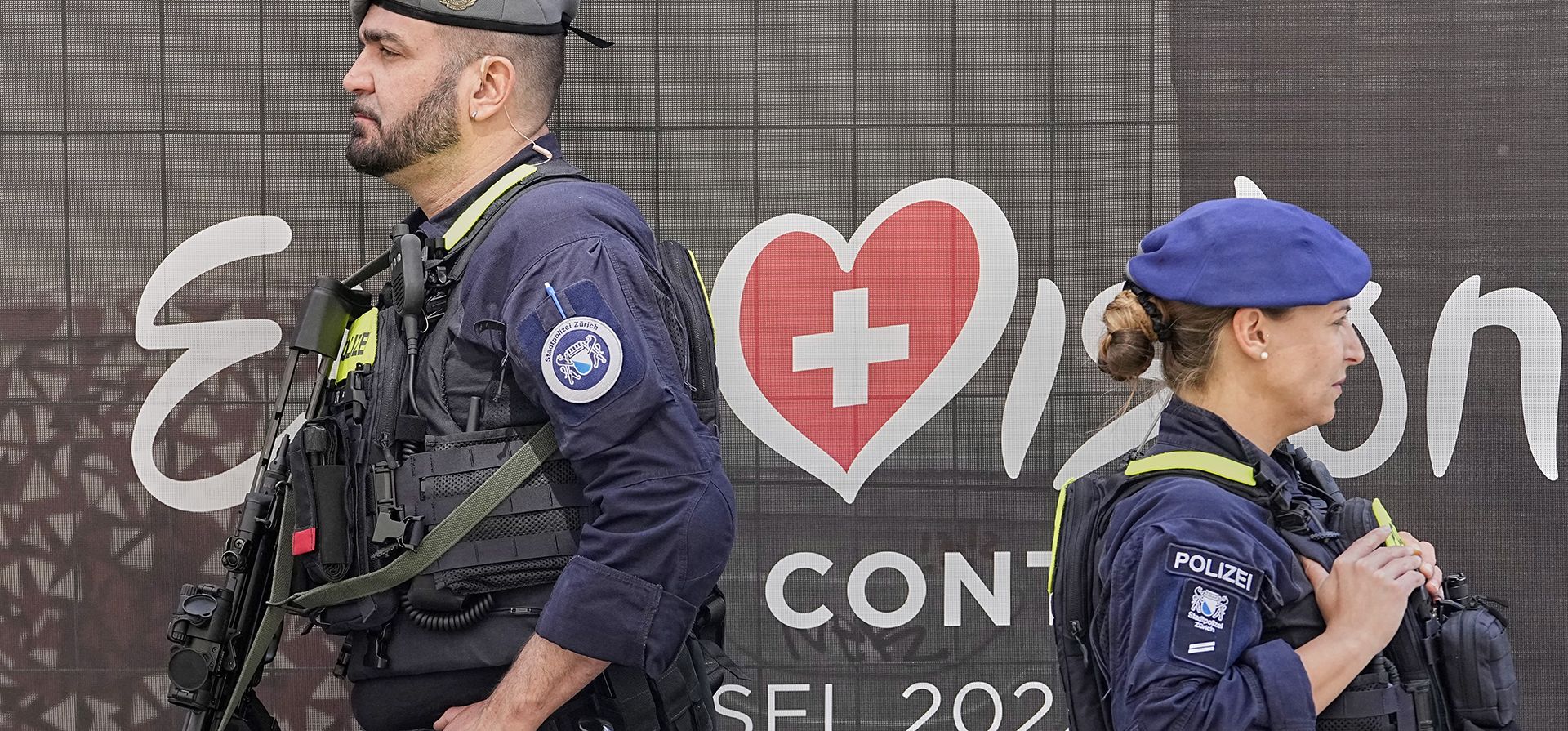 Policías, fuertemente armados, aseguran una plaza de Eurovisión en el centro de la ciudad durante la semana del 69º Festival de la Canción de Eurovisión en Basilea, Suiza, el viernes 16 de mayo de 2025. (Foto AP/Martin Meissner)