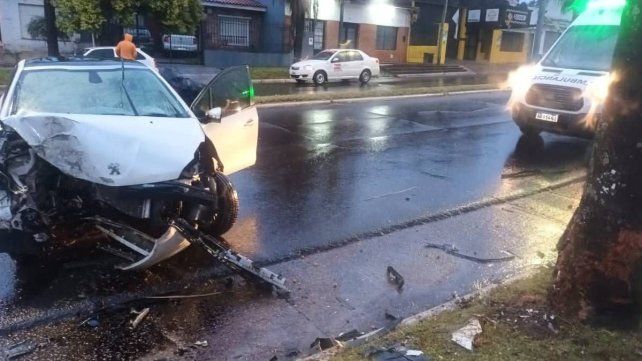 Concordia: un hombre falleció tras perder el control de su auto e impactar contra una palmera