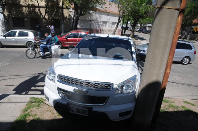 Camión chocó a una camioneta que embistió a cuatro autos estacionados