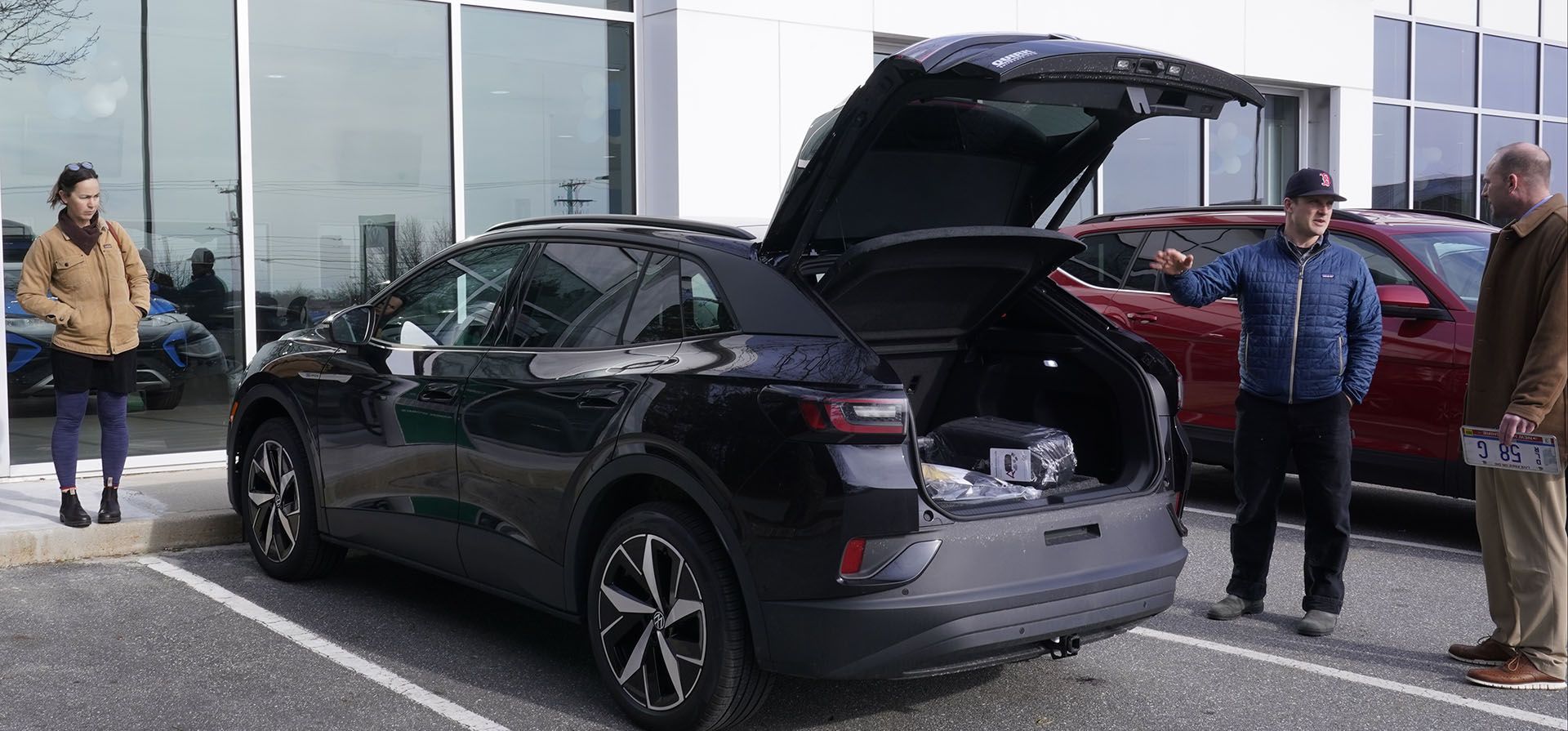 Un vendedor muestra a una pareja un vehículo eléctrico Volkswagen ID.4, en un concesionario de automóviles nuevos, el lunes 6 de febrero de 2023 en Manchester, N.H. El miércoles, el Departamento de Comercio publica los datos de ventas minoristas de EE. UU. para enero. (Foto AP/Charles Krupa)