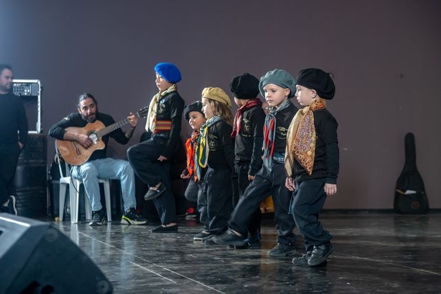 Se desarrolló con éxito el primer Encuentro de Danzas Timbúes Baila