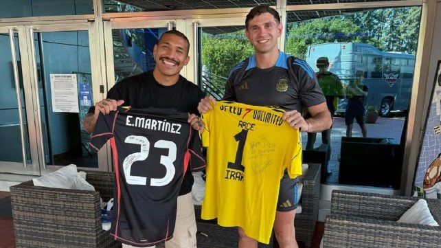 El entrerriano Nacho Arce compartió unos mates con el Dibu Martínez.