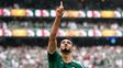 México debutó con un triunfo por 2 a 0 ante Sudáfrica en un partido con tres expulsados