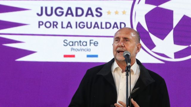 Muy feliz. Omar Perotti estuvo en el club Carriego en la entrega de los elementos deportivos para los clubes de la Rosarina 