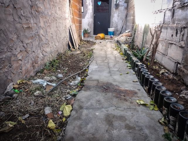Cómo fue el crimen a tiros de una madre y su hijo en el interior de un pasillo del barrio La Lagunita