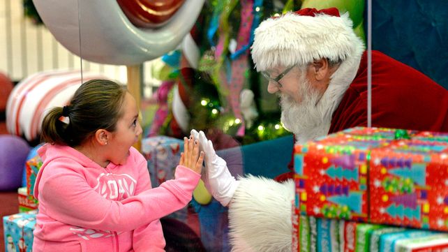 La OMS aseguró que Papá Noel es inmune al coronavirus y podrá repartir los regalos