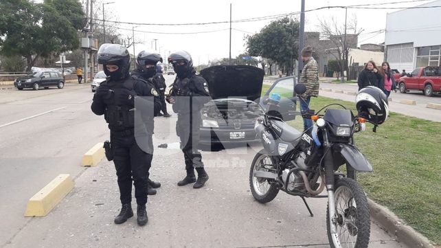 Chocó contra los cordones del Metrofé en Blas Parera y rompió todo el auto