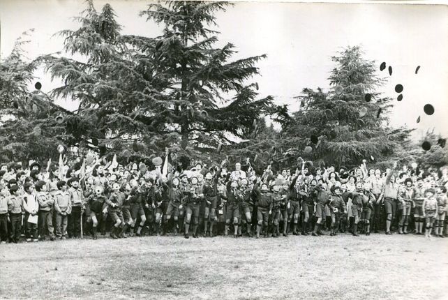 Final de la ceremonia de inauguración del año scout en el Parque Nacional a la Bandera, mayo de 1981. Cientos de niños y jóvenes scouts arrojan al aire en señal de festejo sus tradicionales boinas (Foto: archivo de La Capital)