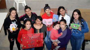 Quince chicas creadoras de Alto Verde plasman sueños en tela