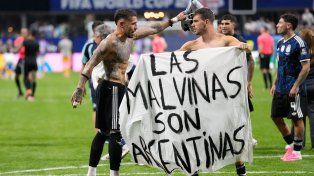 El rosarino Gio Lo Celso desafió a la Fifa con una bandera: Las Malvinas son argentinas