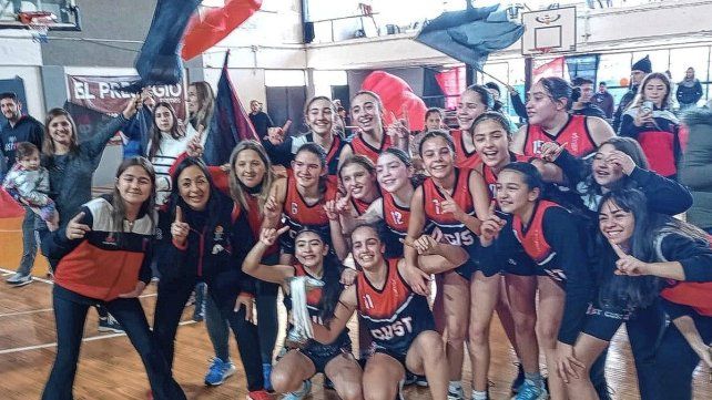 Las chicas de CUST se quedaron con la Copa de Oro del Torneo Apertura U13 al vencer a Almagro en la final única. Las chicas de CUST se quedaron con la Copa de Oro del Torneo Apertura U13 al vencer a Almagro en la final única.