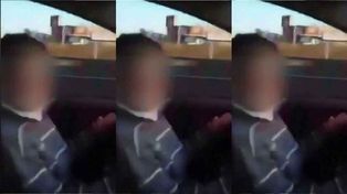 Un nene maneja en una autopista y su padre lo filma y lo alienta