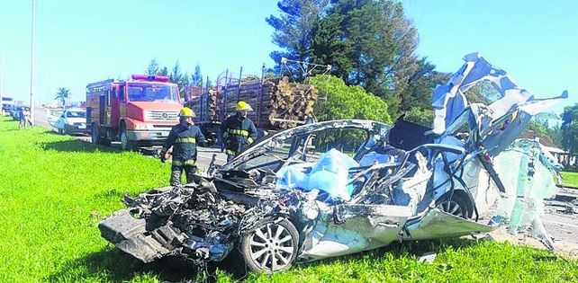 destruido. El Renault Latitude de los Varesko quedó irreconocible.