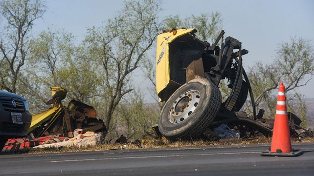 Choque fatal en la ruta a Victoria: colisionan de frente dos camiones y mueren los choferes