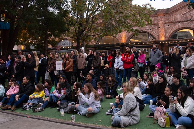 Público en el Patio de Eventos