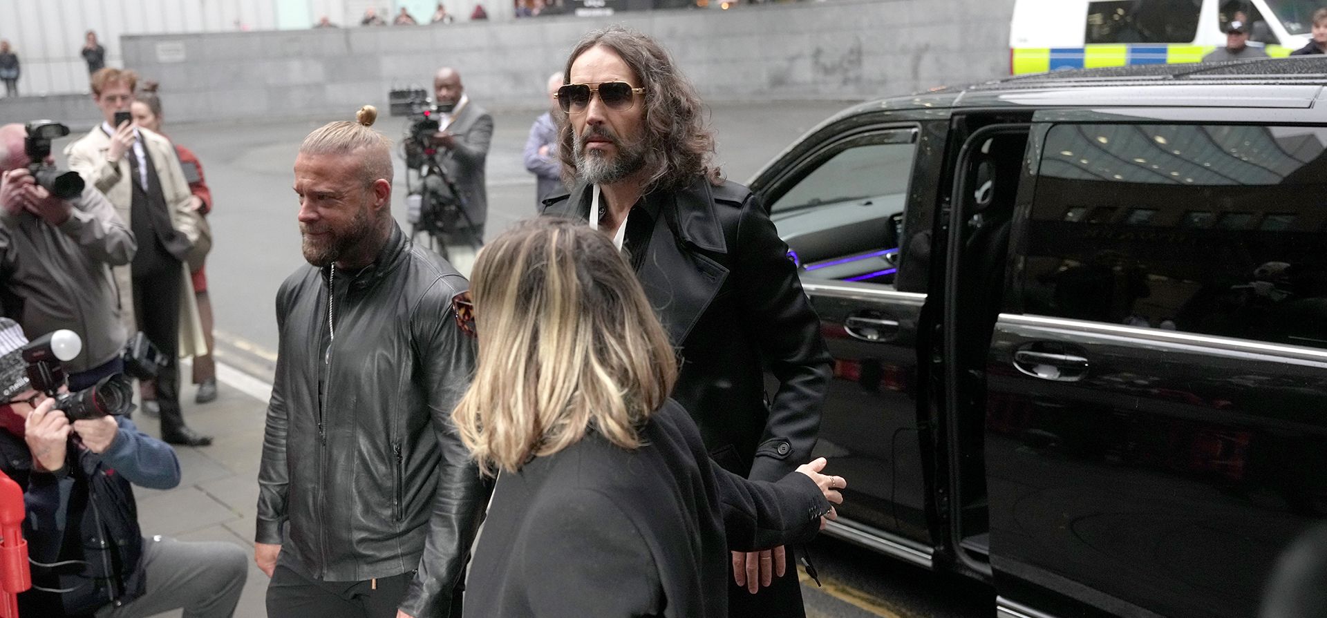 Russell Brand, llega al Tribunal de la Corona de Southwark en Londres, Inglaterra, el martes 20 de octubre de 2026, donde se enfrenta a tres cargos de violación, un cargo de agresión indecente y tres cargos de agresión sexual, en relación con seis mujeres. (Jeff Moore/PA vía AP) Russell Brand, llega al Tribunal de la Corona de Southwark en Londres, Inglaterra, el martes 20 de octubre de 2026, donde se enfrenta a tres cargos de violación, un cargo de agresión indecente y tres cargos de agresión sexual, en relación con seis mujeres. (Jeff Moore/PA vía AP)