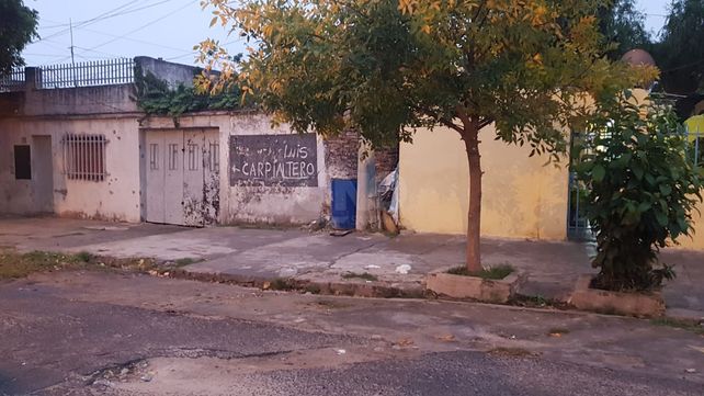 El cadáver estaba amordazado y maniatado tirado en la vereda