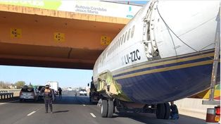 Increíble: un avión quedó atascado en un puente de avenida Circunvalación de Córdoba