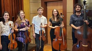 Los integrantes de Rasguido, de izquierda a derecha: Milena de Giorgio (viola), Lara Turrisi (violín), Pablo Galimberti (violín), Cecilia González (violonchelo) y Martín Marino (contrabajo). &nbsp;