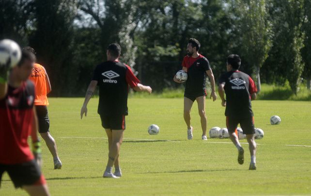 El entrenador sabalero comenzará a ver en acción a sus jugadores y también a los de la Reserva.
