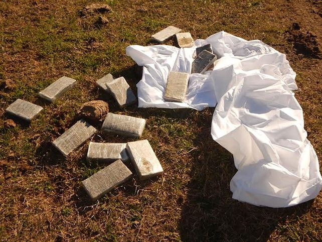 Descubrieron que un avión arrojaba bultos con marihuana a un campo cerca de Concordia