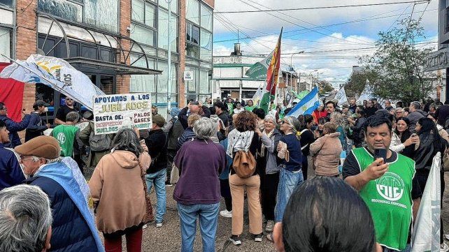 Muchas personas se dieron cita en las inmediaciones de la UGL 34 del PAMI Concordia.