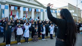 Los alumnos de 4° grado realizaron su promesa de lealtad y cantaron el Himno Nacional en Lenguaje de Señas.