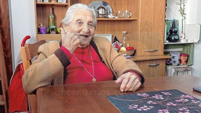 Paula Aranda, la abuela curandera fanática de Patronato, cumplió 99 años