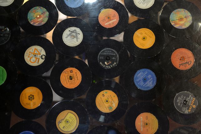 A contramano de la virtualidad, crece la venta de vinilos y tocadiscos