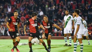 Velázquez le sacó oro a un centro de Sordo en el tramo de cierre frente a Banfield. El paraguayo volvió a imponerse en las disputas aéreas.&nbsp;