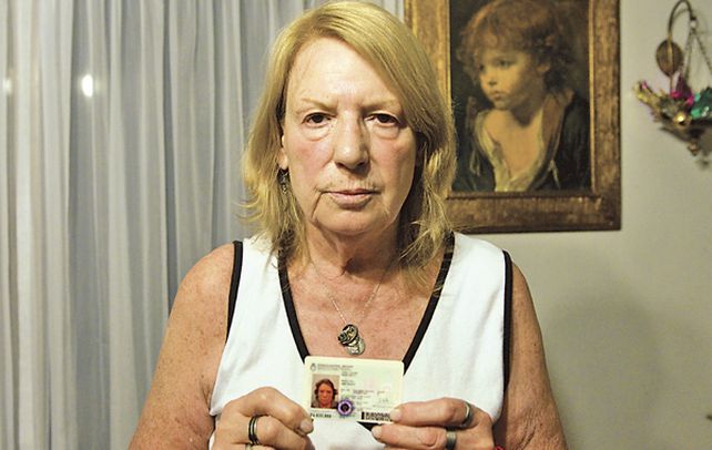 Por fin. Ana María Marchetti mostró ayer orgullosa su nuevo DNI. No le saqué ni el papelito