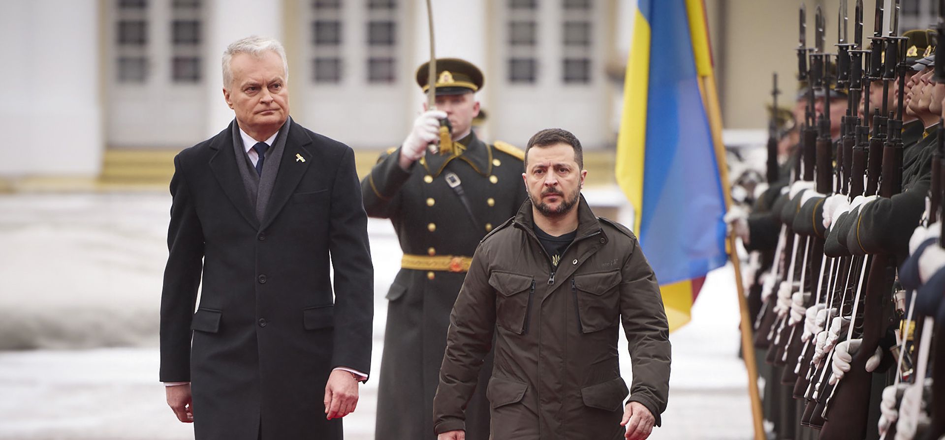 El presidente de Lituania, Gitanas Nauseda, y el presidente de Ucrania, Volodymyr Zelenskyy, asisten a una ceremonia de bienvenida en el patio presidencial, Vilna, Lituania, el 10 de enero de 2024. (Oficina de Prensa Presidencial de Ucrania vía AP) El presidente de Lituania, Gitanas Nauseda, y el presidente de Ucrania, Volodymyr Zelenskyy, asisten a una ceremonia de bienvenida en el patio presidencial, Vilna, Lituania, el 10 de enero de 2024. (Oficina de Prensa Presidencial de Ucrania vía AP)