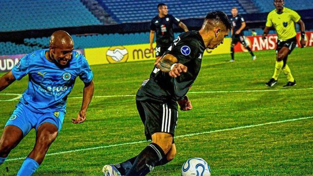 Riestra fue goleado y se despidió de la Copa Sudamericana.