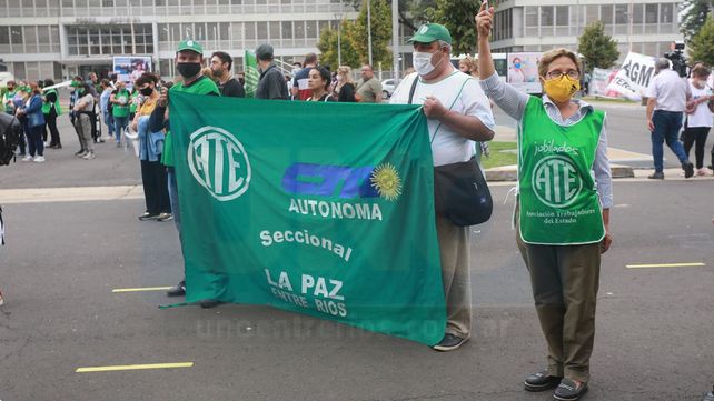 Trabajadores de ATE protestaron frente a la Casa de Giobierno por mejoras salariales
