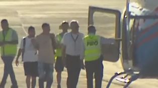Lionel Messi y Angel Di María ya dejaron el avión y se suben al helicóptero que los depositó en un country de Funes.&nbsp;