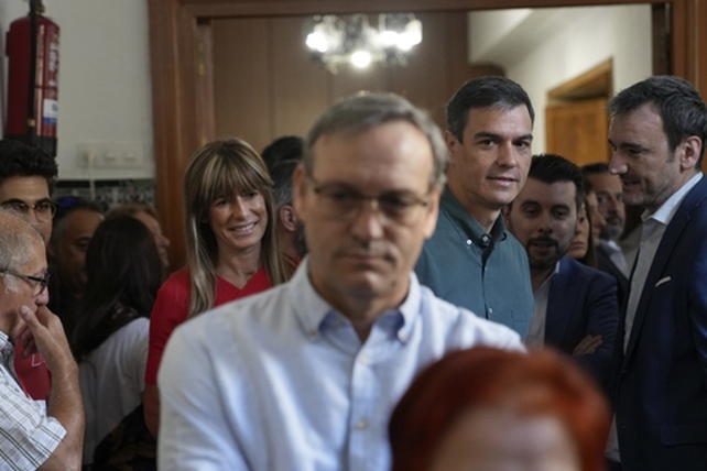 El jefe del gobierno español, Pedro Sánchez, espera su turno para votar en una mesa de Madrid.