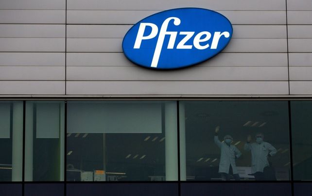El Reino Unido empieza a aplicar la vacuna de Pfizer en cinco días