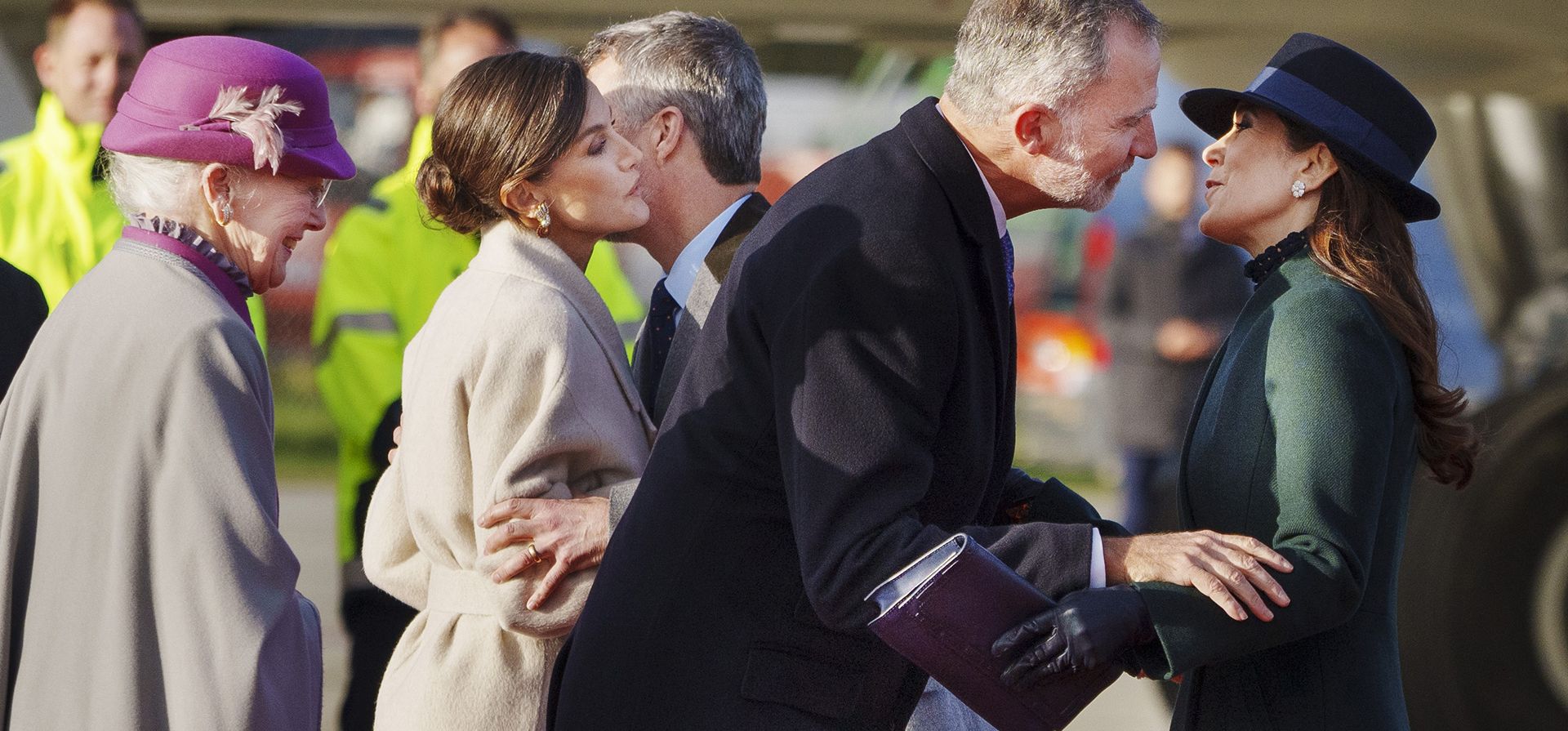 La reina Margarita de Dinamarca, el príncipe heredero Federico y la princesa heredera María y la princesa Benedikte reciben al rey Felipe y a la reina Letizia de España en el aeropuerto de Copenhague, Dinamarca, el lunes 6 de noviembre de 2023. El rey Felipe y la reina Letizia comienzan una visita de estado de tres días a Dinamarca . (Liselotte Sabroe/Ritzau Scanpix vía AP) La reina Margarita de Dinamarca, el príncipe heredero Federico y la princesa heredera María y la princesa Benedikte reciben al rey Felipe y a la reina Letizia de España en el aeropuerto de Copenhague, Dinamarca, el lunes 6 de noviembre de 2023. El rey Felipe y la reina Letizia comienzan una visita de estado de tres días a Dinamarca . (Liselotte Sabroe/Ritzau Scanpix vía AP)