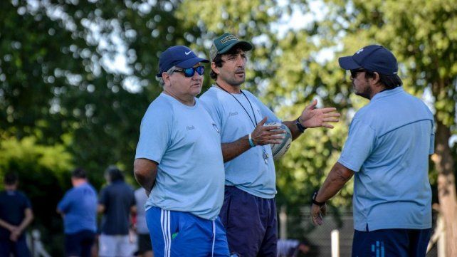 Francisco Nin junto los colaboradores del rugby en Rowing.