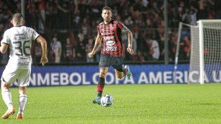 Sergio Ojeda en acción luciendo la camiseta de Patronato por Copa Libertadores