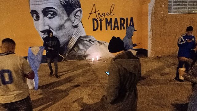 Vecinos y fanáticos de Angel Di María prendieron velas en el mural que está en el club de El Torito.