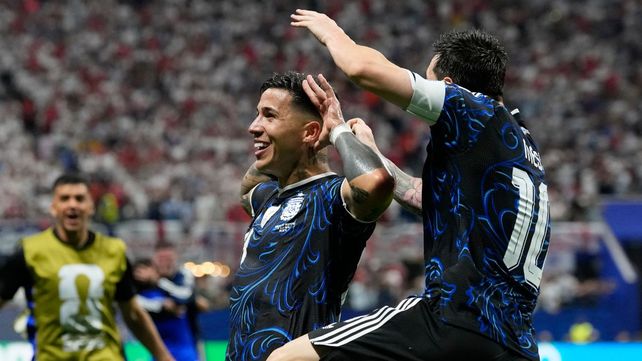 Enzo Fernández acaba de marcar el gol de la resurrección y lo celebra con el gran Lionel Messi. Argentina está de nuevo en la final