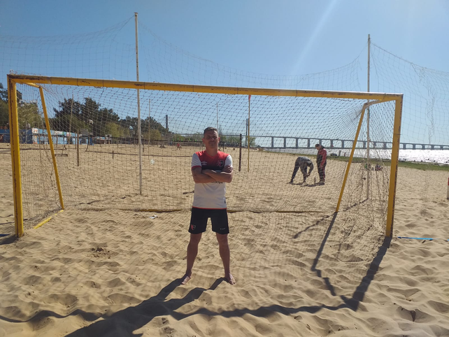Dellepiane posa en el arco que hizo el gol del triunfo en el clásico rosarino de fútbol playa.