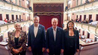 El gobernador, Gustavo Bordet, asistió a la función de gala por el 213° aniversario de la Revolución de Mayo que se realizó este miércoles en el Teatro 3 de Febrero de Paraná, junto al intendente y precandidato a gobernador, Adán Bahl.