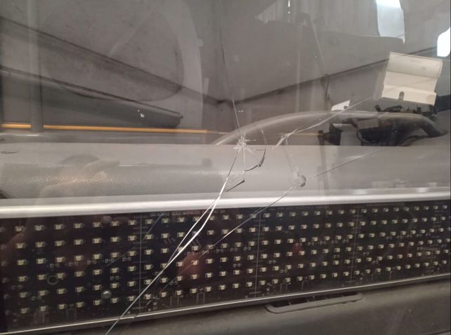 El parabrisas del coche 12 de la Empresa General Guemes fue apedreado anoche a las 20.50